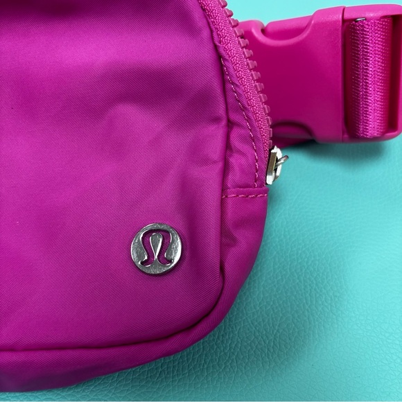 lululemon Everywhere Belt Bag Sonic Pink - Picture 3 of 10
